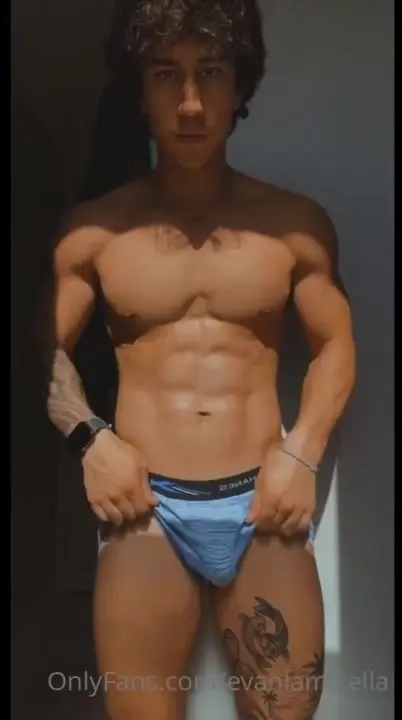evanlamicella flexing his twunk body in his underwear