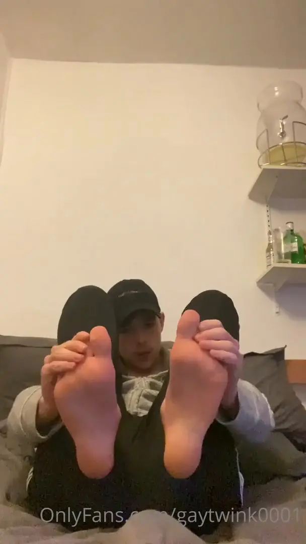 gaytwink0001 shows feet sucks toes sucks dildo and fingers hole