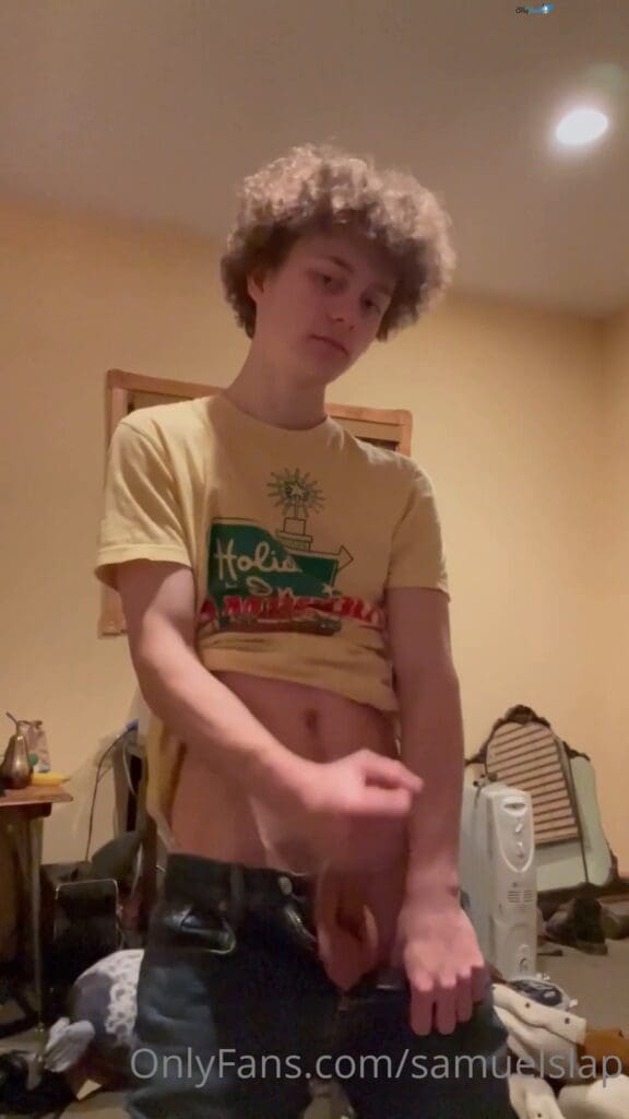 White boy with a fro jacks dick in messy bedroom